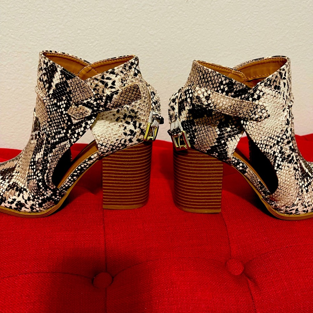 Open toe shoes